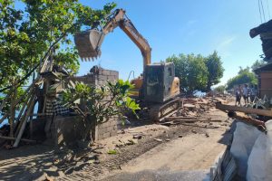 balipostcom_melanggar-garis-sempadan-49-bangunan-di-pantai-kampung-baru-akhirnya-dibongkar_01