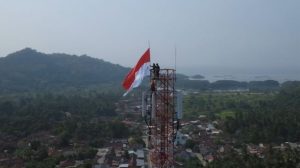 55842-marinir-kibarkan-bendera-di-menara