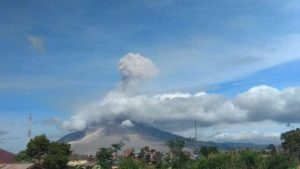 60373d28aa291-gunung-sinabung-erupsi-kamis-25-februari-2021_665_374