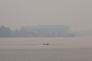 kabut-asap-batasi-jarak-pandang-di-sungai-kapuas-foto-6a8b7e338eb85